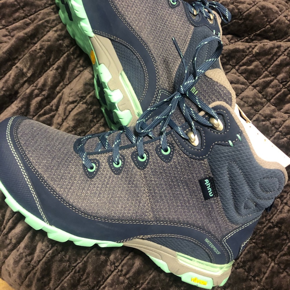 New Ahnu Waterproof Hiking Boot Size 9.5